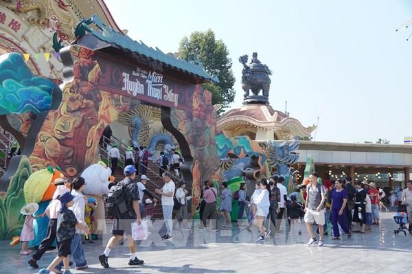 Ngày đầu năm 2026, TP.HCM ngập tràn lựa chọn vui chơi giải trí