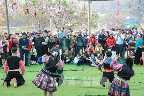 Du khách nô nức trải nghiệm chợ phiên vùng cao ngày đầu năm