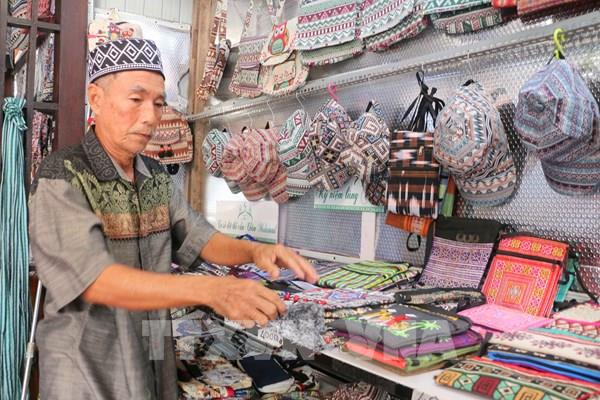 Thổ cẩm "kể chuyện" nơi ngã ba sông 