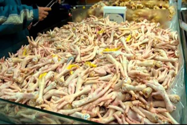 Phát hiện gần 1 tấn chân gà bốc mùi hôi, thối