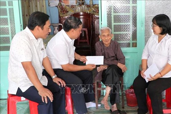 2 mức quà tặng Tết Nguyên đán Bính Ngọ cho người có công với cách mạng 