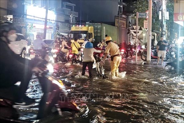 Triều cường ở mức cao, đề phòng ngập úng ở vùng trũng thấp và ngoài đê bao