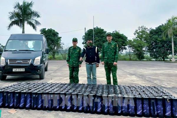 ​ Phát hiện ô tô chở 75 bao tải chứa 300 bình "khí cười"