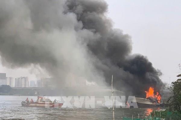 Du thuyền bốc cháy trên sông Sài Gòn