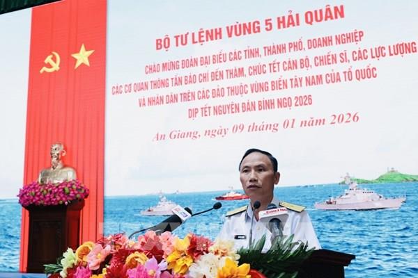 Hơn 200 đại biểu thăm và chúc Tết quân và dân các đảo thuộc vùng biển Tây Nam