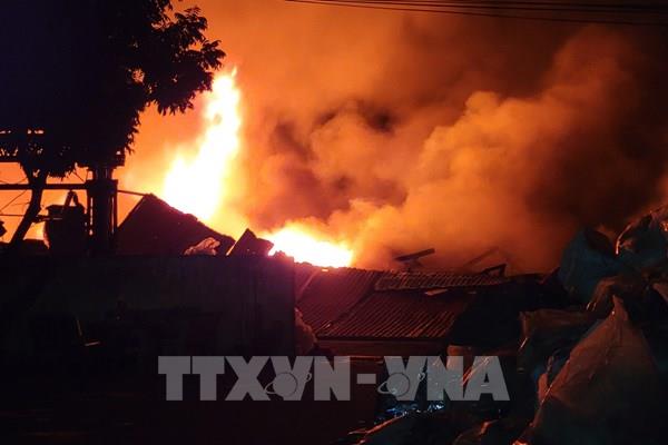 Không có thiệt hại về người trong vụ cháy hàng nghìn m2 nhà xưởng tại xã Lạc Đạo