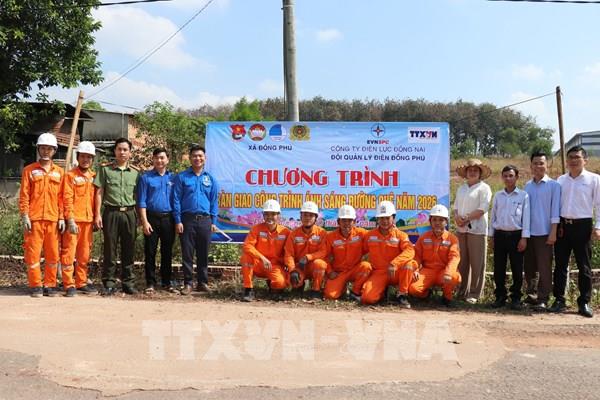 TTXVN phối hợp thực hiện chương trình “Thắp sáng đường quê” tại Đồng Phú