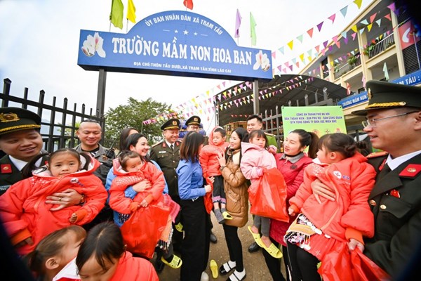 Dấu chân tuổi trẻ EVNNPC trên con đường đưa trẻ đến trường