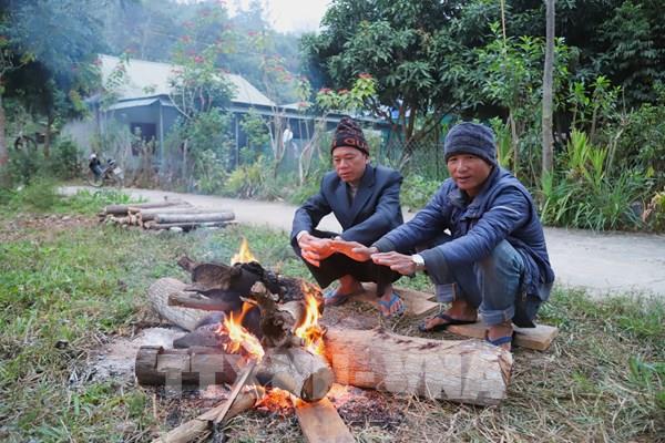Người dân vùng cao miền núi Nghệ An chống chọi với giá lạnh