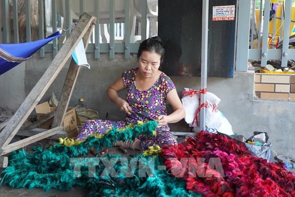 Lấp Vò vào mùa Tết: Làng chổi lông gà đỏ lửa