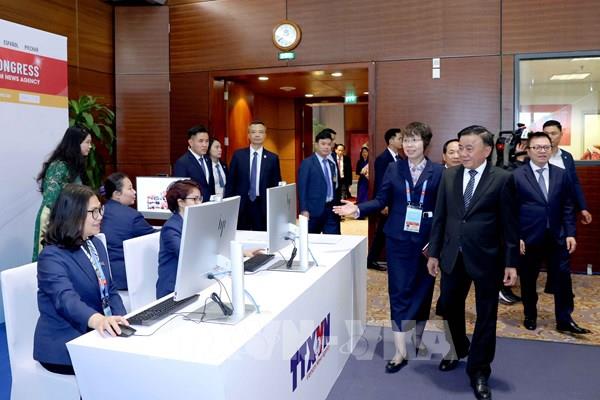 Thường trực Ban Bí thư tham quan khu vực tác nghiệp của TTXVN