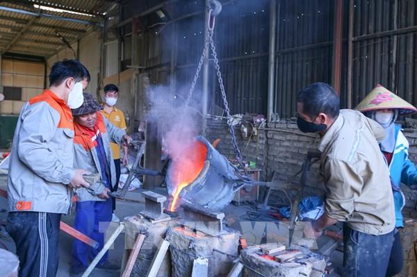 Làng nghề đúc đồng hơn 900 năm tuổi tại Ninh Bình đỏ lửa những ngày giáp Tết