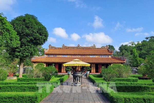 Kiến trúc cổ kính của lăng vua Gia Long