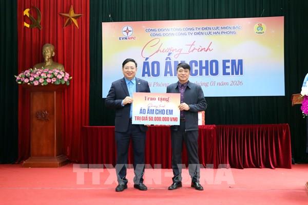 Công ty Điện lực Hải Phòng trao "Áo ấm cho em" cho trẻ em yếu thế