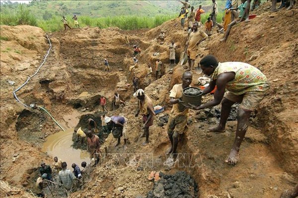 Nhà sản xuất vàng hàng đầu châu Phi hủy hợp đồng, tăng mạnh thuế phí khai thác