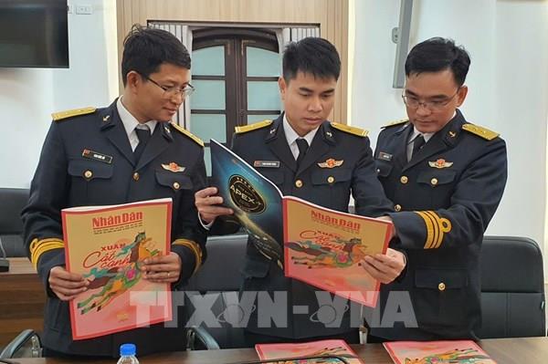 Mang báo Tết ra Trường Sa: Mạch nguồn yêu thương nơi biển đảo