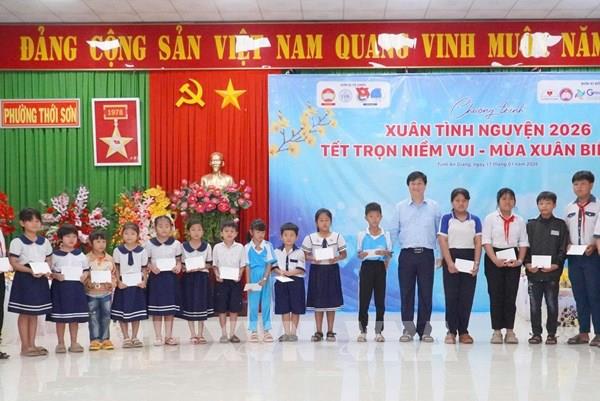 Mang Tết sớm đến với người nghèo vùng biên giới