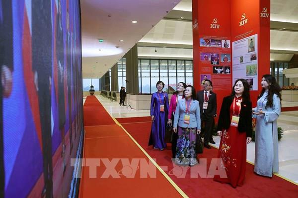 Trưng bày ảnh “Dưới cờ Đảng - Đất nước tiến vào Kỷ nguyên mới” thu hút sự quan tâm của các đại biểu dự Đại hội XIV