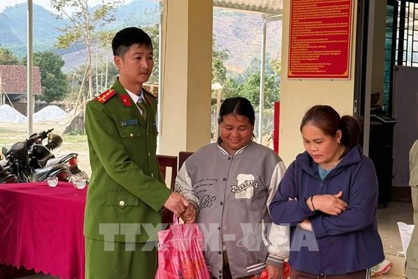 Nghệ An: Trao tặng gạo cho các hộ nghèo, khó khăn tại xã miền núi vùng cao