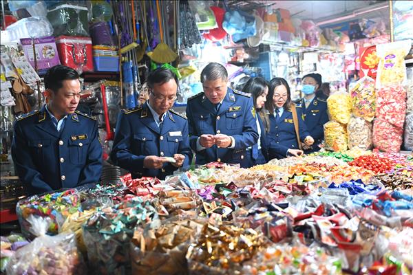 Kiểm tra nguồn cung hàng hóa phục vụ Tết tại Hà Nội