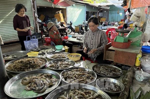 Giá tôm tăng cao, sức mua chậm