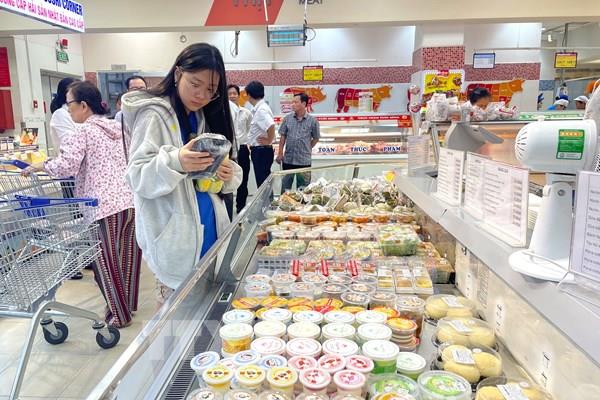 Mùng 2 Tết: Thị trường hàng hóa dần sôi động, giá cả ổn định