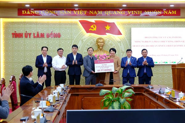 Agribank trao tặng 5 tỷ đồng chăm lo an sinh xã hội tại Lâm Đồng