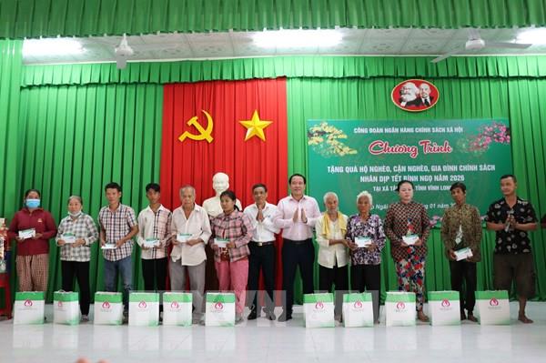 Tín dụng chính sách sẻ chia Tết ấm cho người nghèo Vĩnh Long