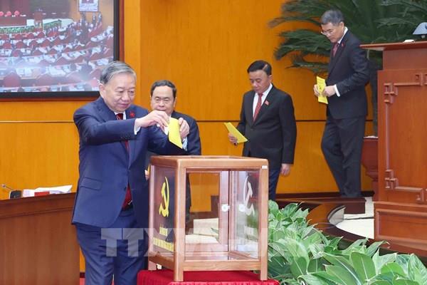 Thông cáo báo chí Hội nghị lần thứ nhất Ban Chấp hành Trung ương Đảng khoá XIV