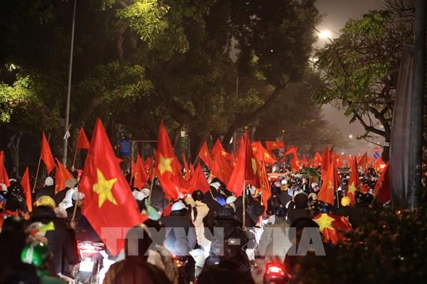 Hình ảnh người hâm mộ ăn mừng sau chiến thắng nghẹt thở của U23 Việt Nam