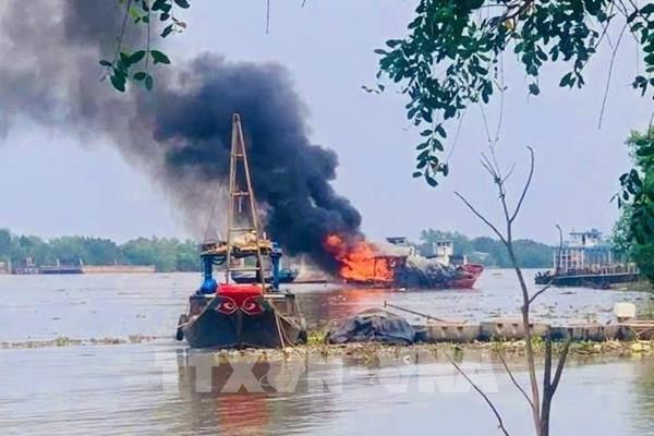 Cháy ghe trên sông Cần Giuộc khiến 3 người bị thương