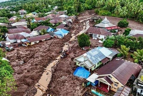 Indonesia: Lở đất, lũ quét khiến ít nhất 7 người thiệt mạng, hàng trăm người mất tích