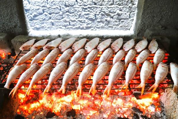Làng nướng cá biển truyền thống ở Diễn Châu “đỏ lửa” dịp cận Tết
