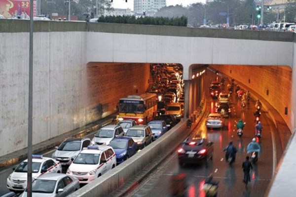 Tạm giữ hình sự 5 đối tượng gây rối trật tự công cộng tại hầm Kim Liên