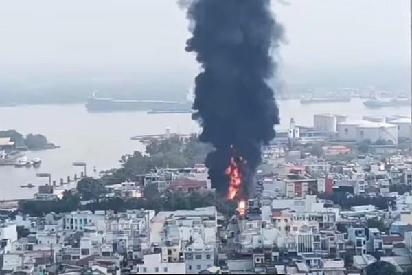 Cháy xe bồn chở xăng ở xã Nhà Bè, TP Hồ Chí Minh