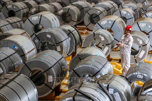 Giá nhôm lên đỉnh gần 4 năm nhờ USD suy yếu