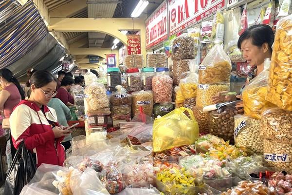 TP. Hồ Chí Minh: Chợ Tết vắng khách, tiểu thương nhập hàng cầm chừng