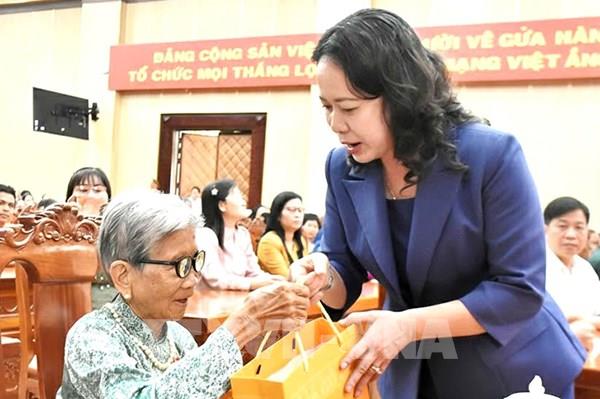 Phó Chủ tịch nước Võ Thị Ánh Xuân thăm, tặng quà và chúc Tết tại An Giang