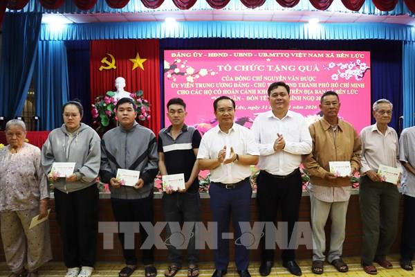 Chăm lo Tết cho người có công, hộ nghèo vùng biên giới