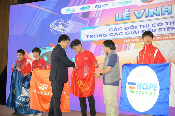 Khai trương Hệ sinh thái STEM, tôn vinh tài năng trẻ công nghệ