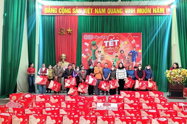 Central Retail Việt Nam trao tặng quà Tết tới các hộ gia đình có hoàn cảnh khó khăn