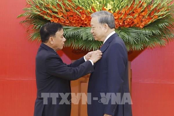 Trao Huy hiệu 45 năm tuổi Đảng tặng Tổng Bí thư Tô Lâm ​