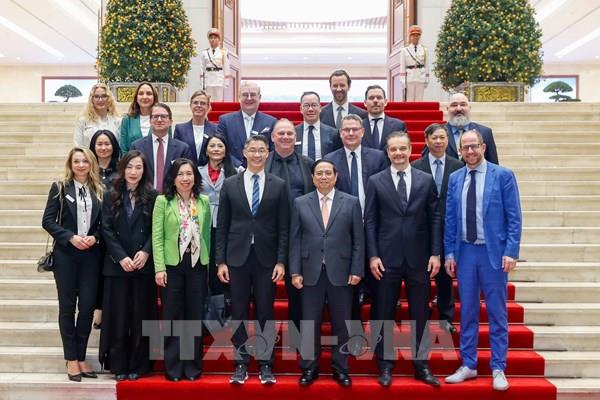 Thủ tướng Phạm Minh Chính làm việc với Đoàn các doanh nghiệp Thụy Sĩ và châu Âu