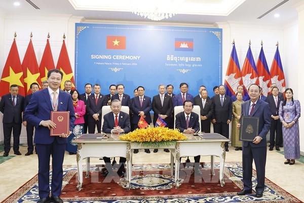 Tổng Bí thư Tô Lâm chứng kiến Lễ ký và trao các văn kiện hợp tác tại Campuchia