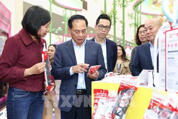 Phó Thủ tướng Bùi Thanh Sơn trải nghiệm không gian Hội chợ Mùa Xuân 2026