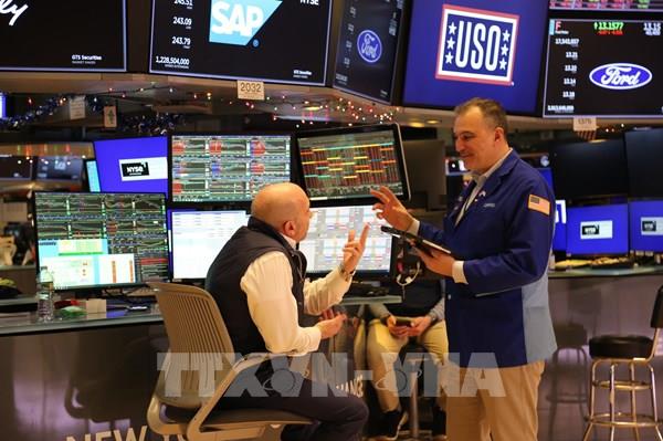 Phố Wall tăng mạnh phiên cuối tuần, Dow Jones lần đầu vượt mốc 50.000 điểm