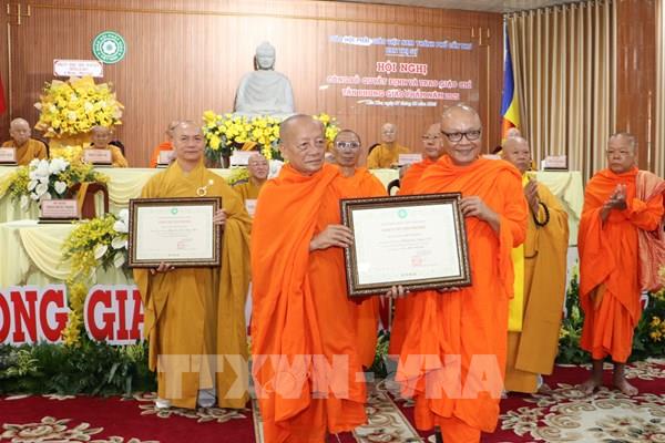 Cần Thơ trao Giáo chỉ tấn phong cho 40 Tăng, Ni