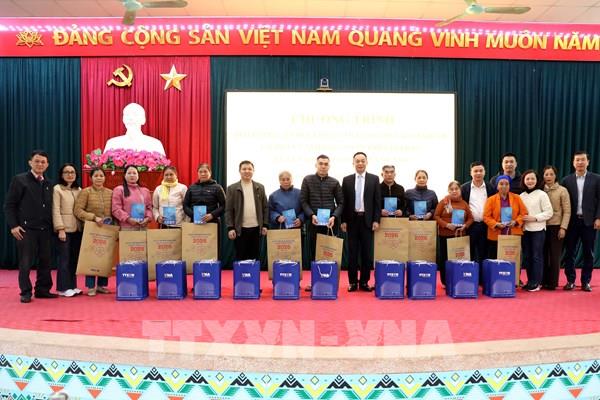 TTXVN trao tặng quà Tết cho các hộ gia đình khó khăn xã Tân Trào, Tuyên Quang