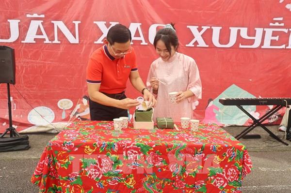 Gửi trọn hơi ấm Tết Việt tới du học sinh tại Singapore