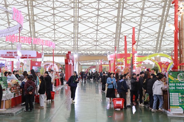 Hội chợ Mùa Xuân 2026: Cuối tuần sôi động, người dân nô nức sắm Tết